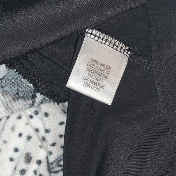 Simply Vera by Vera Wang White and Black Print with Black Trim Tank top Size M - Picture 6 of 6